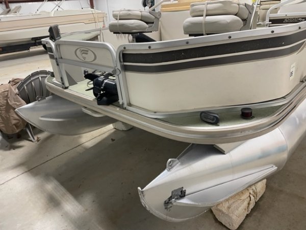The definition of an outboard motor is a detachable engine mounted on outboard brackets on the stern of your boat.  This configuration will have only one single engine.